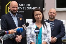 <p>Podpisanie umowy na remont szkoły, 11 czerwca 2024, dyrektor Magdalena Zawadzka, prezydent Jacek Sutryk i radny Dominik Kłosowski</p>