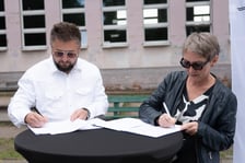 Podpisanie umowy na remont szkoły, 11 czerwca 2024. Jolanta Wnęk i Łukasz Hirny