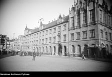 <p>Wrocław w roku 1950. Rynek - widok na Sukiennice</p>