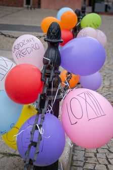 Uczniowie XIII LO świętowali w Rynku urodziny hrabiego Fredry