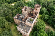 <p>Widok z lotu ptaka na spalony pałac w Świniarach&nbsp;</p>