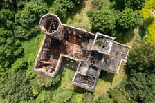 <p>Widok z lotu ptaka na spalony pałac w Świniarach&nbsp;</p>