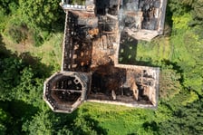 <p>Widok z lotu ptaka na spalony pałac w Świniarach&nbsp;</p>