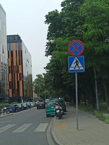 <p>Nieprawidłowo zaparkowany pojazd</p>