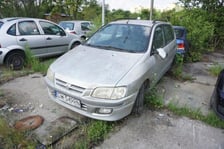 Jedno z porzuconych aut wystawionych na sprzedaż przez Miasto