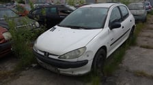 Jedno z porzuconych aut wystawionych na sprzedaż przez Miasto