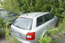 Jedno z porzuconych aut wystawionych na sprzedaż przez Miasto