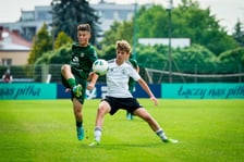 Młodzi piłkarze i trenerzy Śląska Wrocław U15 świętują po zdobyciu tytułu mistrzów Polski. W finale ograli Legię