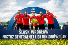 Młodzi piłkarze i trenerzy Śląska Wrocław U15 świętują po zdobyciu tytułu mistrzów Polski. W finale ograli Legię