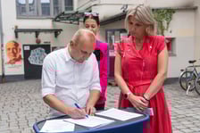 Tomasz Kosmalski i Renata Granowska, podpisanie umowy w sprawie neonów, 20 czerwca 2024