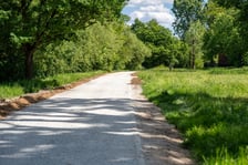 Nowa trasa pieszo-rowerowa wzdłuż Oławy łącząca most Rakowiecki z kładką Siedlecką.