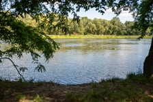 Nowa trasa pieszo-rowerowa wzdłuż Oławy łącząca most Rakowiecki z kładką Siedlecką.
