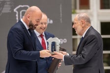 <p>Javier Solana odbiera Nagrodę Jana Nowaka-Jeziorańskiego z rąk prezydenta Wrocławia Jacka Sutryka i dyrektora Zakładu narodowego im. Ossolińskich Łukasza Kamińskiego</p>