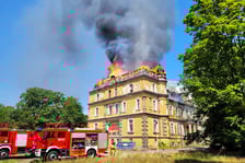 Pożar pałacu w Jelczu-Laskowicach.