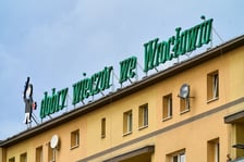 Zdejmowanie rurek z napisu i pana neonu "dobry wieczór we Wrocławiu"