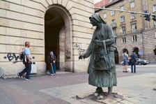 Pomnik Anonimowego Przechodnia - postać starszej pani jest pozbawiona laski