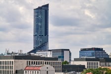 <p>Widok budynku z neonem Dobry wiecz&oacute;r we Wrocławiu&nbsp;</p>