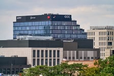 <p>Widok budynku z neonem Dobry wiecz&oacute;r we Wrocławiu&nbsp;</p>