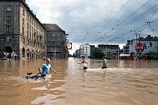 <p>Pow&oacute;dź Tysiąclecia we Wrocławiu, 1997 rok</p>