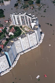 <p>Pow&oacute;dź Tysiąclecia we Wrocławiu, 1997 rok</p>