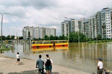 <p>Pow&oacute;dź Tysiąclecia we Wrocławiu, 1997 rok</p>