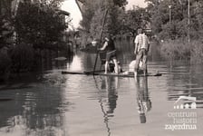 <p>Wielka pow&oacute;dź we Wrocławiu. Trzy osoby na tratwie na Swojczycach&nbsp;</p>