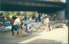 <p>Wielka pow&oacute;dź we Wrocławiu. Mieszkańcy wzmacniają wały na ul. Komandorskiej&nbsp;</p>