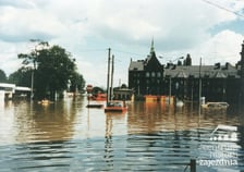 <p>Wielka pow&oacute;dź we Wrocławiu, pl. Powstańc&oacute;w Wielkopolskich, w głębi szpital MSW</p>
<p>&nbsp;</p>