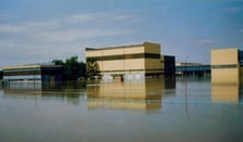 <p>Woda powodziowa zalewa Zakład Produkcji Wody&nbsp;</p>