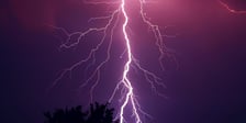 <p><strong>1. Śledź ostrzeżenia Instytutu Meteorologii i Gospodarki Wodnej</strong></p>
<p>Możesz to robić na stronie IMGW, a także w wielu innych miejscach, <a href="https://www.wroclaw.pl/dla-mieszkanca/burze-wroclaw-12-lipca-pogoda-alert-imgw%20">np. na portalu Wroclaw.pl</a>.&nbsp;</p>
<p>Warto to robić choćby po to, by planować swoje aktywności (np. pracę na działce czy wizytę na placu zabaw) z uwzględnieniem warunk&oacute;w, jakie panują na zewnątrz.&nbsp;</p>