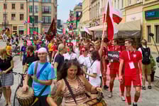 <p>Parada rozpoczynająca Międzynarodowy Turniej Piłki Nożnej Ulicznej Os&oacute;b Bezdomnych Wrocław Cup 2024</p>
