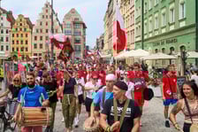 <p>Parada rozpoczynająca Międzynarodowy Turniej Piłki Nożnej Ulicznej Os&oacute;b Bezdomnych Wrocław Cup 2024</p>
