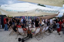Strefa kibica w Porcie Węglowym Beach Bar podczas finałowego meczu Hiszpania - Anglia