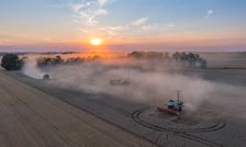 Żniwa na polu pod Wrocławiem