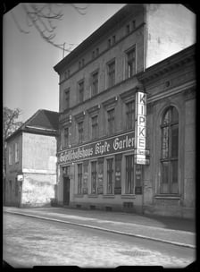 <p>Gdybym jakiś cudem trafił do przedwojennego Wrocławia, mocno bym się zastanowił, czy na pewno warto zaryzykować wejście do tego lokalu... Jak na razie to miejsce wciąż niezidentyfikowane.</p>