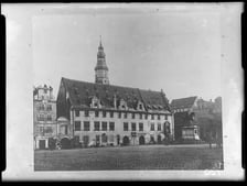<p>To &bdquo;fotografia fotografii&rdquo;. Dom Pł&oacute;ciennik&oacute;w już dawno nie istniał, gdy nasz fotograf utrwalał widoki Wrocławia. Wzniesiony staraniem cechu pł&oacute;ciennnik&oacute;w w roku 1529 został rozebrany w roku 1859. Na tym miejscu zbudowano Nowy Ratusz.</p>