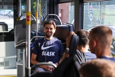 Drużyna WKS-u na lotnisko udała się autobusem MPK. Stamtąd samolotem dotarli na mecz z Riga FC