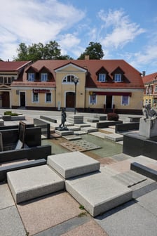 <p>Nieczynna fontanna w Rynku Psie Pole</p>