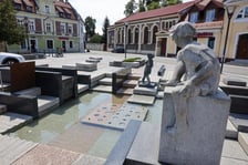 <p>Nieczynna fontanna w Rynku Psie Pole</p>