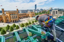 Mocowanie szklanych rur neonu "dobry wieczór we Wrocławiu", 23 lipca 2024
