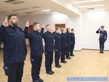 Nowe policjantki i nowi policjanci. Funkcjonariusze złożyli uroczyste ślubowanie we wtorek, 23 lipca, w obecności Komendanta Miejskiego Policji we Wrocławiu