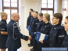 Nowe policjantki i nowi policjanci. Funkcjonariusze złożyli uroczyste ślubowanie we wtorek, 23 lipca, w obecności Komendanta Miejskiego Policji we Wrocławiu