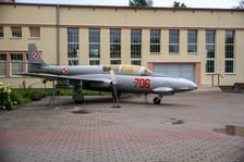 <p>Iskra TS-11 przed budynkiem Lotniczych Zakład&oacute;w Naukowych przy ul. Kiełczowskiej&nbsp;</p>