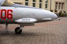 <p>Iskra TS-11 przed budynkiem Lotniczych Zakład&oacute;w Naukowych przy ul. Kiełczowskiej&nbsp;</p>