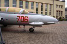 <p>Iskra TS-11 przed budynkiem Lotniczych Zakład&oacute;w Naukowych przy ul. Kiełczowskiej&nbsp;</p>