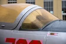 <p>Iskra TS-11 przed budynkiem Lotniczych Zakład&oacute;w Naukowych przy ul. Kiełczowskiej&nbsp;</p>