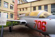 <p>Iskra TS-11 przed budynkiem Lotniczych Zakład&oacute;w Naukowych przy ul. Kiełczowskiej&nbsp;</p>