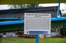 <p>Tabliczka z opisem samolotu wielozadaniowego Antonow An-2</p>
