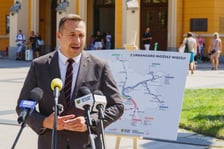 Konferencja prasowa przed dworcem Wrocław Główny poświęcona uruchomieniu bezpłatnych podróży pociągami po terenie Wrocławia dla posiadaczy biletów miejskich