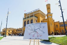 Konferencja prasowa przed dworcem Wrocław Główny poświęcona uruchomieniu bezpłatnych podróży pociągami po terenie Wrocławia dla posiadaczy biletów miejskich